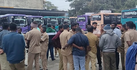 புதுச்சேரி அரசு மின்சாரப் பேருந்து ஓட்டுநர்கள் திடீர் வேலை நிறுத்தம் - மக்கள் அவதி