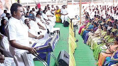 கோவையில் நடந்த அதிமுக நிர்வாகிகள் கூட்டத்தில் பேசிய முன்னாள் அமைச்சரும், அதிமுக தலைமை நிலைய செயலாளருமான எஸ்.பி.வேலுமணி. படம்: ஜெ.மனோகரன்