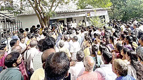 சென்னை தலைமைச் செயலக ஊழியர்கள் சங்க உறுப்பினர்கள் சங்கத்தின் அலுவலகத்தை முற்றுகையிட்டனர். | படம்: எல்.சீனிவாசன் |