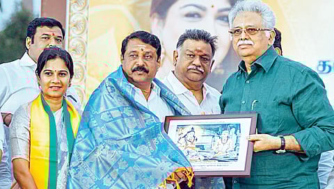 ஆலங்குடி அருகே நேற்று நடைபெற்ற ‘வாழ்வாதார அடைக்காப்பகம்’ திட்டத் தொடக்க விழாவில் பங்கேற்ற மாநிலத் தலைவர் நயினார் நாகேந்திரனுக்கு நினைவுப் பரிசு வழங்கினார் என்ஜிஓ பிரிவு அமைப்பாளர் இரா.அர்ஜுன மூர்த்தி.