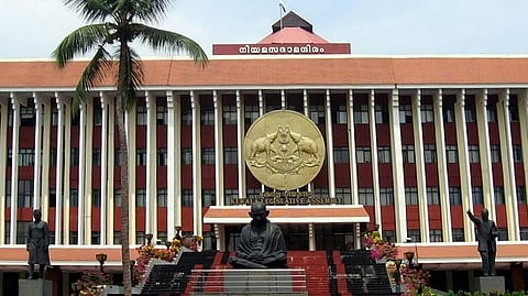 கேரள பள்ளிகளில் மலையாளம் கட்டாயம் - மசோதாவுக்கு கர்நாடக மாநிலம் எதிர்ப்பு