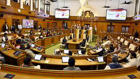 தொடர்ந்து அமளியில் ஈடுபட்ட ஆம் ஆத்மி எம்எல்ஏ.க்கள் 4 பேர் சஸ்பெண்ட்