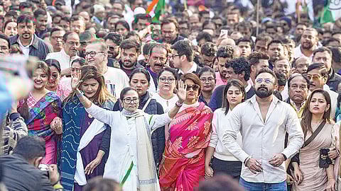 மேற்கு வங்க மாநிலம் ஐ-பேக் நிறுவனத்தில் அமலாக்கத் துறை நடத்திய சோதனைக்கு எதிர்ப்பு தெரிவித்து கொல்கத்தாவில் நேற்று மாபெரும் கண்டனப் பேரணி நடைபெற்றது. இதில், மேற்கு வங்க முதல்வரும், திரிணமூல் காங்கிரஸ் தலைவருமான மம்தா பானர்ஜி, ஜுன் மாலியா உள்ளிட்டோர் பங்கேற்றனர். படம்: பிடிஐ