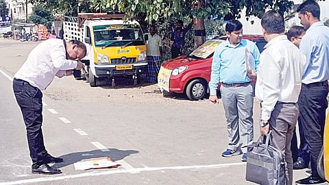 கரூரில் நேற்று ஆய்வு மேற்கொண்ட மத்தியதடய அறிவியல் ஆய்வகக் குழுவினர். | படம்: க.ராதாகிருஷ்ணன் |