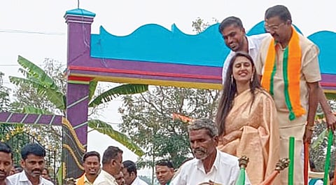 பொங்கல் விழாவில் மாட்டு வண்டியில் வந்த கஸ்தூரி.