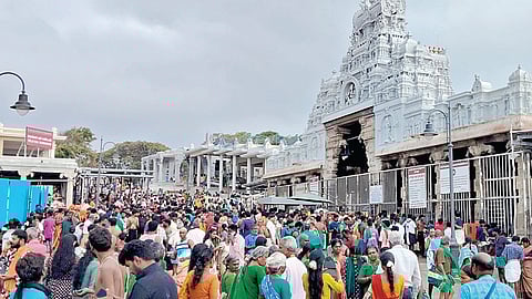 திருச்செந்தூர் கோயிலில் நேற்று சுவாமி தரிசனம் செய்ய குவிந்த பக்தர்கள்.