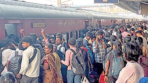 நாளை பொங்கல் பண்டிகை கொண்டாட்டம்: சொந்த ஊருக்கு 16 லட்சம் பேர் பயணம்