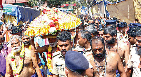 சபரிமலையில் மகரஜோதியன்று ஐயப்பனுக்கு அணிவிப்பதற்காக பந்தளத்தில் இருந்து புறப்பட்ட திருஆபரணம்