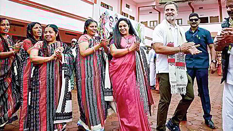 நீலகிரி கூடலூர் புனித தாமஸ் பள்ளியின் பொன்விழாவில் பழங்குடியினருடன் இணைந்து நடனமாடிய காங்கிரஸ் மூத்த தலைவரும் மக்களவை எதிர்க்கட்சித் தலைவருமான ராகுல்.