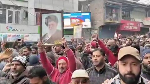 ஈரான் தலைவர் காமேனிக்கு காஷ்மீரின் ஷியா இஸ்லாமியர்கள் ஆதரவு; அமெரிக்கா, இஸ்ரேலுக்கு எதிர்ப்பு