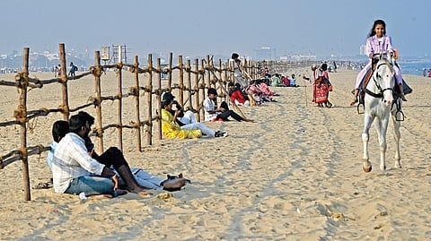 காணும் பொங்கல் இன்று கொண்டாடப்படுகிறது. இதையொட்டி, சென்னை மெரினா கடற்கரை முதல் பட்டினப்பாக்கம் வரை கடலில் பொதுமக்கள் இறங்காமல் இருக்க, பாதுகாப்பு தடுப்புகள் மற்றும் கண்காணிப்பு கோபுரங்கள் அமைக்கப்பட்டுள்ளன. படம்: ம.பிரபு