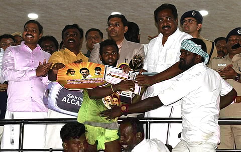 அலங்காநல்லூர் ஜல்லிக்கட்டு: 19 காளைகளை அடக்கி கருப்பாயூரணி கார்த்திக் முதலிடம்; அபிசித்தர் 2 வது இடம்!