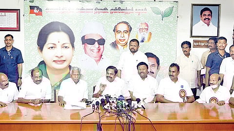 2026 சட்டப்பேரவைத் தேர்தலையொட்டி, அதிமுக சார்பில் முதல் கட்டமாக 5 வாக்குறுதிகளை சென்னையில் உள்ள தலைமை அலுவலகத்தில் கட்சியின் பொதுச் செயலாளர் பழனிசாமி நேற்று அறிவித்தார். உடன், மூத்த நிர்வாகிகள்.