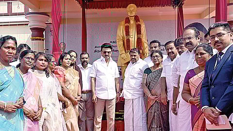 பரமக்குடியில் தியாகி இமானுவேல் சேகரன் சிலையுடன் கூடிய மணிமண்டபத்தை நேற்று திறந்துவைத்த முதல்வர் மு.க.ஸ்டாலின். உடன், அமைச்சர்கள், சட்டப்பேரவை உறுப்பினர்கள் மற்றும் அதிகாரிகள் உள்ளிட்டோர். படம்: எல்.பாலச்சந்தர்