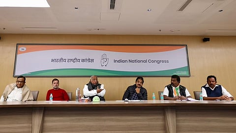 தமிழக சட்டப்பேரவைத் தேர்தல் தொடர்பான ஆயத்தக் கூட்டம் அகில இந்திய காங்கிரஸ் தலைவர் மல்லிகார்ஜுன கார்கே, மக்களவை காங்கிரஸ் தலைவர் ராகுல்காந்தி தலைமையில் நேற்று டெல்லியில் நடந்தது. இதில் மூத்த தலைவர்கள் ப.சிதம்பரம், கே.சி.வேணுகோபால், தமிழக தலைவர் செல்வப்பெருந்தகை, பேரவை காங்கிரஸ் தலைவர் ராஜேஷ்குமார் பங்கேற்றனர்.