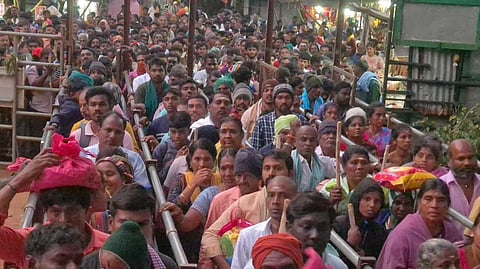 சதுரகிரி கோயிலில் தை அமாவாசை சிறப்பு வழிபாடு - 15,000-க்கும் மேற்பட்ட பக்தர்கள் சுவாமி தரிசனம்