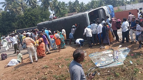 விபத்துக்குள்ளான பேருந்து.