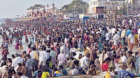 தை அமாவாசையையொட்டி ராமேசுவரம் அக்னி தீர்த்த கடலில் புனித நீராடிய திரளான பக்தர்கள்.