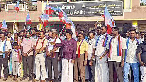 குன்னத்தில் ஆ.ராசாவுக்கு எதிராக ஆர்ப்பாட்டம் நடத்திய விடுதலை சிறுத்தைகள் கட்சியினர்.