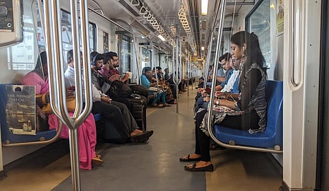 மெட்ரோ ரயில்களில் மூத்த குடிமக்கள், மாற்றுத் திறனாளிகள் இருக்கை ஒதுக்கீடு குறித்து ஆய்வு: ஐகோர்ட் உத்தரவு