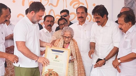 பிரபல எழுத்தாளர் லீலாவதிக்கு பிரியதர்ஷினி இலக்கிய விருதை வழங்கினார் ராகுல்