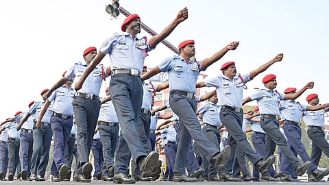 சென்னை மெரினா கடற்கரை உழைப்பாளர் சிலை அருகே, குடியரசு தின விழாவுக்கான அணிவகுப்பு ஒத்திகை நிகழ்ச்சி நேற்று நடைபெற்றது. இதில் முப்படை வீரர்கள், முன்னாள் ராணுவத்தினர், போலீஸார், மாணவர்கள் உள்ளிட்டோர் பங்கேற்றனர். | படங்கள்: எஸ்.சத்தியசீலன் |