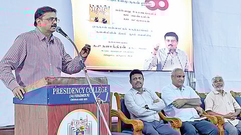 ‘எழுத்தாளர் பெருமாள்முருகன் அகவை-60’- ஒருநாள் பன்னாட்டு கருத்தரங்க நிகழ்ச்சி சென்னை மாநிலக் கல்லூரியில் நேற்று நடைபெற்றது. இதில் தமிழக அரசின் நிதித்துறை செயலர் த.உதயச்சந்திரன் உரையாற்றினார். உடன், கல்லூரியின் இணை பேராசிரியர் சீ.ரகு, முதல்வர் இரா.ராமன். எழுத்தாளர் பெருமாள்முருகன், இணை பேராசிரியை பி.எழிலரசி. | படம்: எஸ்.சத்தியசீலன். |