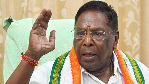 இந்திய அரசியலமைப்பை தமிழக ஆளுநர் பகிரங்கமாக அவமதித்திருக்கிறார்: நாராயணசாமி