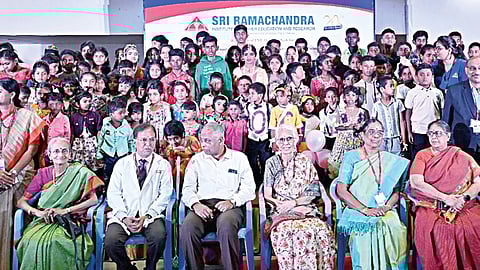 சென்னை போரூரில் உள்ள ராமச்சந்திரா உயர் கல்வி மற்றும் ஆராய்ச்சி நிறுவனத்தில், பிறவிலேயே காது கேளாத குழந்தைகளுக்கு காக்ளியர் கருவி பொருத்தும் சிகிச்சையின் 20-வது ஆண்டு நிறைவு விழா நேற்று நடைபெற்றது. காக்ளியர் இம்ப்ளாண்ட் சிகிச்சையில் பயனடைந்த குழந்தைகளுடன் இந்திய மாண்டிசொரி மையத்தின் தலைவர் உமா சங்கர், ராமச்சந்திரா உயர் கல்வி மற்றும் ஆராய்ச்சி நிறுவனத்தின் துணைவேந்தர் மருத்துவர் உமாசேகர், இணை துணைவேந்தர் மருத்துவர் மகேஷ் வக்கமுடி, மருத்துவக்கல்லூரி தலைவர் மருத்துவர் கே.பாலாஜி சிங் உள்ளிட்டோர்.