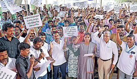 கேங்க்மேன் பணியாளர்களை கள உதவியாளர்களாக மாற்ற வலியுறுத்தி, மின்வாரிய ஊழியர்கள், சென்னை அண்ணா சாலை மின்வாரிய தலைமையகம் அருகில் ஆர்ப்பாட்டத்தில் ஈடுபட்டனர். |படம்: ம.பிரபு | 