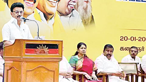 திமுக மாவட்டச் செயலாளர்கள் கூட்டம் சென்னையில் நேற்று நடைபெற்றது. இதற்கு கட்சியின் தலைவரும் முதல்வருமான மு.க.ஸ்டாலின் தலைமை தாங்கி பேசினார். உடன், அமைச்சர் நேரு, கனிமொழி எம்.பி., டி.ஆர்.பாலு உள்ளிட்டோர்.