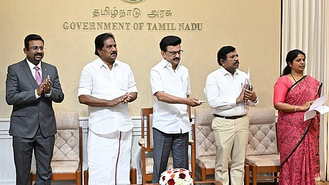 பதிவுத் துறையின் ‘ஸ்டார் 3.0’ திட்டத்தின்கீழ் 18 சேவைகள் உள்ளடக்கிய புதிய செயல் திட்டத்தை சென்னை தலைமைச் செயலகத்தில் முதல்வர் ஸ்டாலின் நேற்று தொடங்கி வைத்தார். உடன், வணிகவரி, பதிவுத் துறை அமைச்சர் மூர்த்தி, தலைமைச் செயலர் முருகானந்தம், துறைச் செயலர் ஷில்பா பிரபாகர் சதீஷ், பதிவுத் துறை தலைவர் தினேஷ் பொன்ராஜ் ஆலிவர்.