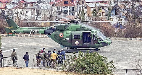 ஜம்மு காஷ்மீரின் தோடா பகுதியில் நடந்த விபத்தில் காயமடைந்த ராணுவ வீரரை உதம்பூர் மருத்துவமனைக்கு கொண்டு செல்வதற்காக ஹெலிகாப்டரில் ஏற்றுகின்றனர்.