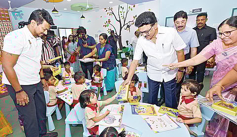 சென்னை பெருநகர் வளர்ச்சிக் குழுமம் சார்பில், ஏழுகிணறு, அரசு ஸ்டான்லி மருத்துவமனை அருகில் ரூ.147 கோடி செலவில் நவீன உட்கட்டமைப்பு வசதிகளுடன் கட்டப்பட்டுள்ள 776 அடுக்குமாடி குடியிருப்புகள் கொண்ட ‘முதல்வர் நகர்ப்புற குடியிருப்புகளை’ முதல்வர் மு.க.ஸ்டாலின் நேற்று திறந்து வைத்து, அங்குள்ள அங்கன்வாடி மையத்தில் குழந்தைகளுக்கு இனிப்பு வழங்கினார். உடன் துணை முதல்வர் உதயநிதி ஸ்டாலின், நாடாளுமன்ற உறுப்பினர் தயாநிதி மாறன் உள்ளிட்டோர்.