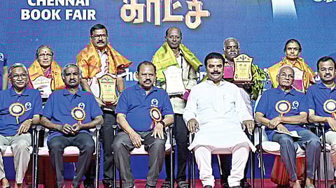 சென்னை புத்தகக் காட்சி நிறைவு விழாவின்போது பதிப்பகங்களில் 25 ஆண்டுகளை நிறைவு செய்த பணியாளர்களுக்கு உச்ச நீதிமன்ற நீதிபதி ஆர்.மகாதேவன் விருதுகளை வழங்கினார். பபாசி தலைவர் ஆர்.எஸ்.சண்முகம், செயலாளர் எஸ்.வயிரவன் உள்ளிட்ட நிர்வாகிகள் உடனிருந்தனர். | படம்:எஸ். சத்தியசீலன் |