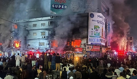 பாகிஸ்தானின் கராச்சி தீ விபத்து: உடல்களை அடையாளம் காண 50 பேரிடம் டிஎன்ஏ மாதிரி சேகரிப்பு