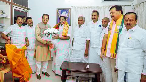 அதிமுக பொதுச் செயலாளர் பழனிசாமியை மத்திய அமைச்சர் பியூஷ் கோயல் நேற்று சந்தித்துப் பேசினார். உடன் அதிமுக - பாஜக நிர்வாகிகள்.