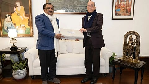 233 ஆண்டு பழமையான வால்மீகி ராமாயண பிரதி அயோத்தி அருங்காட்சியகத்திடம் ஒப்படைப்பு