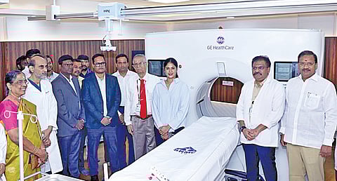  ராமச்சந்திரா மருத்துவமனையில், அதிநவீன வசதிகள் கொண்ட ‘ஜிஇ அபெக்ஸ் எலைட் 512 ஸ்பெக்ட்ரல்’ சிடி ஸ்கேனரை சென்னை மருத்துவக் கல்லூரியின் கதிரியக்கவியல் துறை முன்னாள் தலைவர் டி.எஸ்.சுவாமிநாதன் மற்றும் ராமச்சந்திரா உயர்கல்வி மற்றும் ஆராய்ச்சி நிறுவனத்தின் வேந்தர் வி.ஆர்.வெங்கடாசலம் ஆகியோர் தொடங்கி வைத்தனர்.