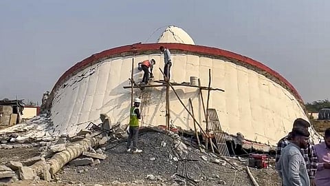 சூரத் நகரில் குடிநீர் தொட்டி இடிந்த விபத்தில் 8 பேர் கைது