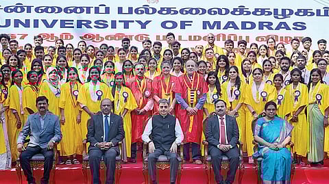 சென்னை பல்கலைக்கழகத்தின் 167-வது ஆண்டு பட்டமளிப்பு விழா நேற்று நடைபெற்றது. விழாவில் மாணவ, மாணவிகளுக்கு பட்டங்கள் மற்றும் சான்றிதழ்களை ஆளுநரும், பல்கலைக்கழக வேந்தருமான ஆர்.என்.ரவி வழங்கி குழு புகைப்படம் எடுத்துக்கொண்டார். உடன், சிறப்பு விருந்தினர் விஞ்ஞானி சிவதாணுபிள்ளை, உயர்கல்வித் துறை செயலர் பொ.சங்கர், சென்னை பல்கலை. பதிவாளர் ரிட்டா ஜான் உள்ளிட்டோர்.