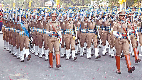 சென்னையில் குடியரசு தின விழாவை முன்னிட்டு மெரினா உழைப்பாளர் சிலை அருகே அணிவகுப்பு ஒத்திகை நேற்று நடைபெற்றது. | படங்கள்: எஸ்.சத்தியசீலன் |
