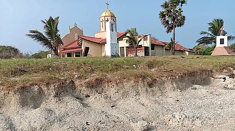 கச்சத்தீவில் கடல் அரிப்பு ஏற்பட்டுள்ள அந்தோணியார் ஆலயப் பகுதி.