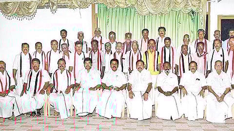 “எங்களை நட்டாற்றில் விட்டுவிட்டு போய்விட்டார்” - வைத்திலிங்கம் ஆதரவாளர்கள் ஆதங்கம்