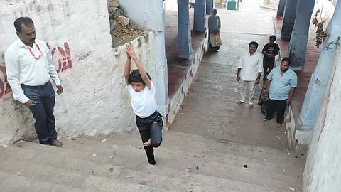 யோகாசனம் செய்தபடி மலையேறிய சிறுமி ஹனா.