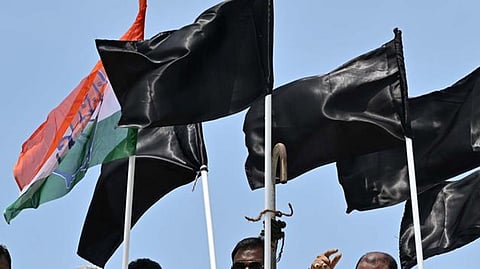 பிரதமர் மோடி வருகையை எதிர்த்து கருப்பு கொடி போராட்டம் நடத்திய காங்கிரஸ் கட்சியினர் கைது