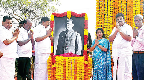 நேதாஜி சுபாஷ் சந்திரபோஸ் 129-வது பிறந்த நாளையொட்டி, அவரது படத்துக்கு அமைச்சர்கள் மு.பெ.சாமிநாதன் அனிதா ஆர்.ராதாகிருஷ்ணன், மா.சுப்பிரமணியன், பி.கே.சேகர்பாபு ஆகியோர் மலர் தூவி மரியாதை செலுத்தினர். உடன் மேயர் பிரியா, துணை மேயர் மகேஷ்குமார், தமிழ் வளர்ச்சி மற்றும் செய்தித் துறை செயலாளர் வே.ராஜாராமன், செய்தித்துறை கூடுதல் இயக்குநர் இரா.பாஸ்கரன் மற்றும் அரசு உயர் அலுவலர்கள்.