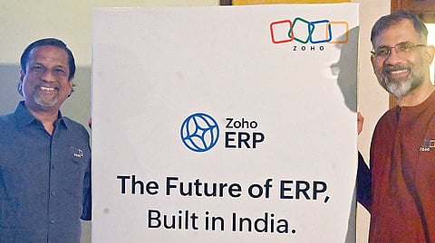 சோஹோ ஈஆர்பியை அறிமுகப்படுத்திய சோஹோ நிறுவனர் மற்றும் தலைமை விஞ்ஞானி தர் வேம்பு. அருகில் சோஹோ பேமண்ட் டெக்னாலஜிஸ் முதன்மை செயல் அலுவலர் சிவராமகிருஷ்ணன் ஈஸ்வரன்.