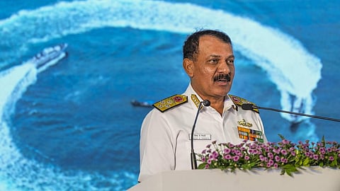 கடற்படை தளபதி தினேஷ்குமார் திரிபாதி