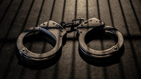 சென்னையில் வலி நிவாரண மாத்திரை விற்ற 2 பேர் கைது - 910 மாத்திரைகள் பறிமுதல்